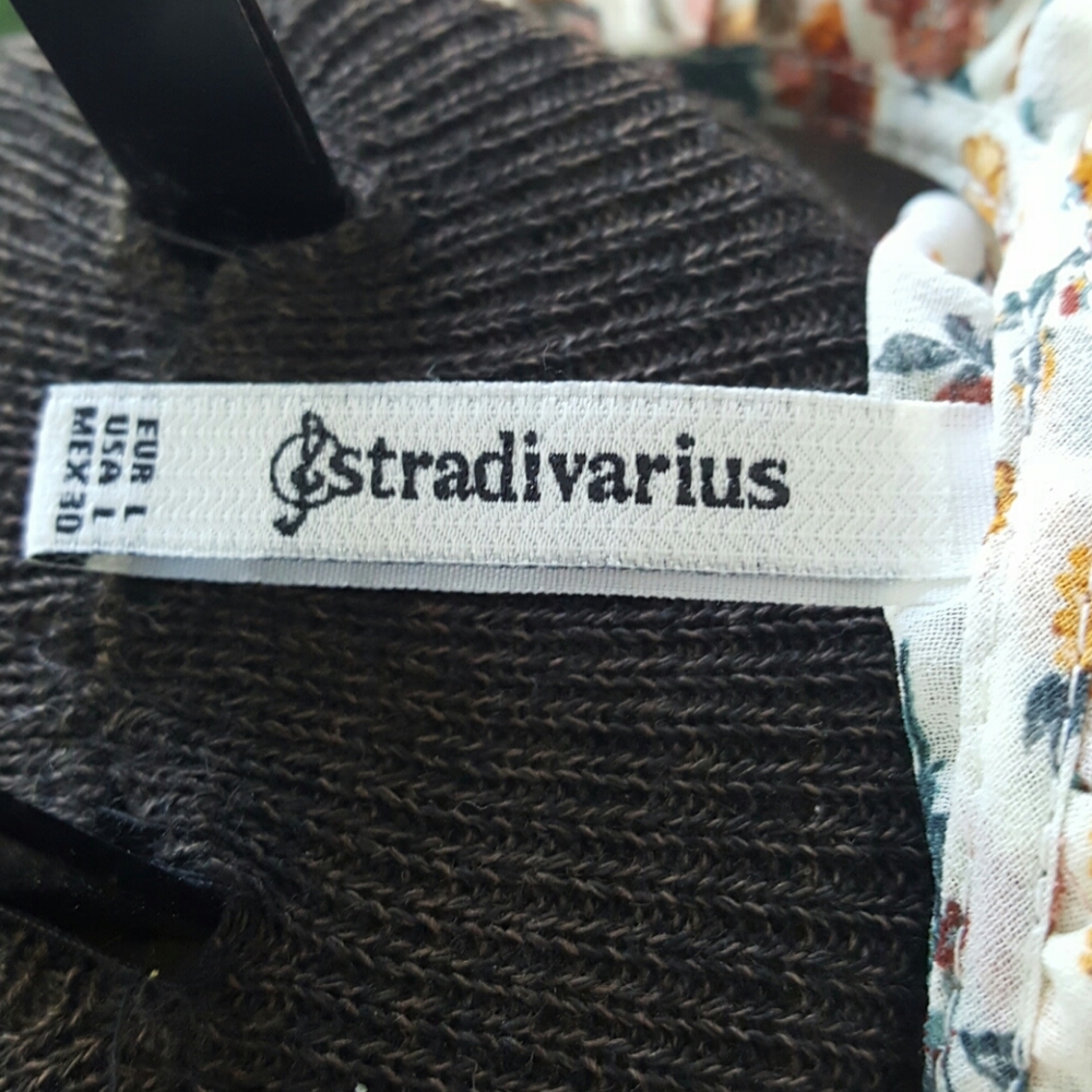 STRADIVARIUS Ruffle Floral Blouse- Large - Picture 6 of 8